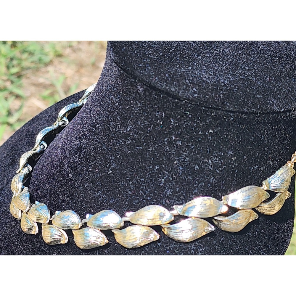 Vintage Lisner Gold Tone Leaf Link Choker Necklace Shepherd Hook Closure READ - Picture 3 of 9